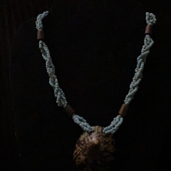 Turquoise beaded shell necklace - Picture 3 of 4